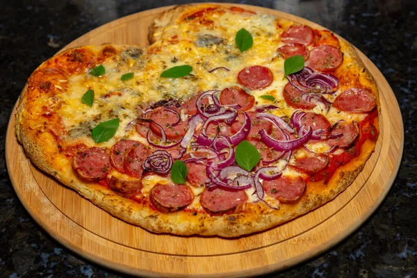 Typische Brasilianische Pizza Halb Paprika Wurst Und Halb Vier Käse — Stockfoto
