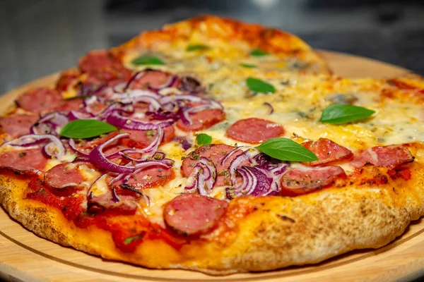 Tipik Brezilya Pizzası Yarım Sucuklu Dört Peynirli — Stok fotoğraf