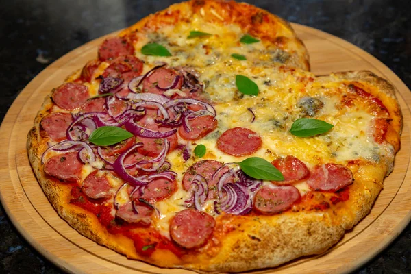 Typische Brasilianische Pizza Halb Paprika Wurst Und Halb Vier Käse — Stockfoto