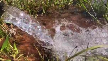 Doğal ortamda orjinal ses eşliğinde akan bol tatlı su..