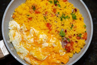 Yumurtalı geleneksel kuskus, tipik Brezilya yemeği. Kırsal mısır kuskusu..