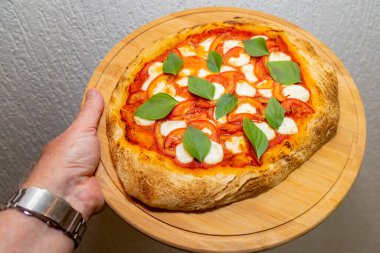 Klasik İtalyan vera pizza napoletana, margherita pizza, orijinal İtalyan Vera Pizza olarak sınıflandırılır.