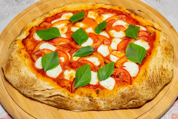 古典的なイタリアのヴェラ ナポレッタナ マルゲリータ 元のイタリアのヴェラ ピザとして分類 — ストック写真