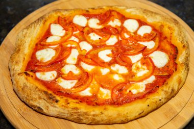 Klasik İtalyan vera pizza napoletana, margherita pizza, orijinal İtalyan Vera Pizza olarak sınıflandırılır.