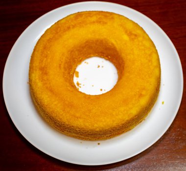 Geleneksel Brezilya mısır unu keki Haziran şenliklerinin tipik bir örneği. 