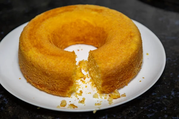 Geleneksel Brezilya mısır unu keki Haziran şenliklerinin tipik bir örneği. 