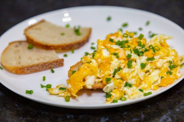 Çırpılmış yumurta ve ev yapımı buğday ve çavdar ekmeği.