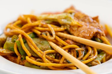 Yakisoba domuz eti ya da sebzeli kızarmış şehriye ve tatlı ve tuzlu sostur.