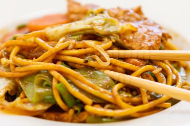 Yakisoba domuz eti ya da sebzeli kızarmış şehriye ve tatlı ve tuzlu sostur.