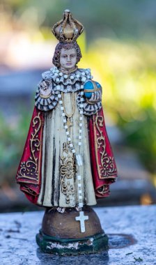 Zaman tarafından takılan Katolik azizlerin heykelleri.