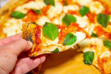 Klasik margherita pizza. Orijinal İtalyan Vera Pizza olarak sınıflandırılmış.