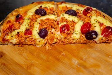 Geleneksel Brezilya pizzası, tavuklu ve peynirli. Klasik Vera Pizza..