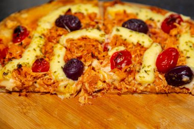 Geleneksel Brezilya pizzası, tavuklu ve peynirli. Klasik Vera Pizza..