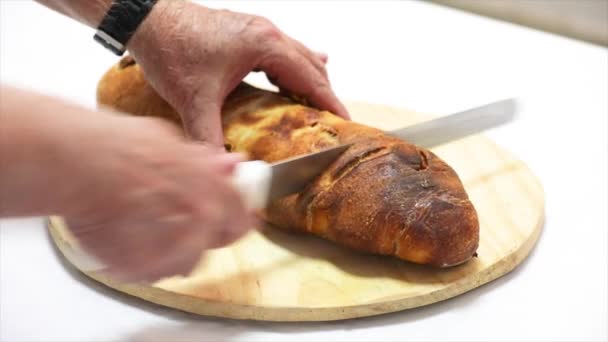 Cortar Pão Salsicha Tradicional — Vídeo de Stock