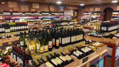 İçki dükkanının tezgahında boş etiketleri olan şişeler. Şarap arkaplanı.