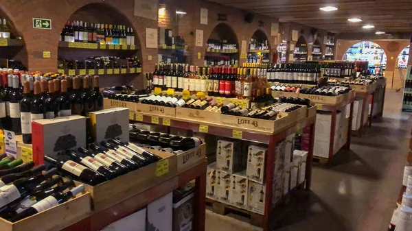 Bottiglie Con Etichette Bianche Sul Bancone Negozio Liquori Fondo Vino — Foto Stock