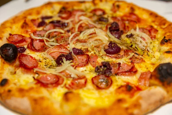 Traditionelle Rustikale Pizza Mit Pfefferoni Schwarzen Oliven Zwiebeln Und Basilikum — Stockfoto