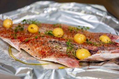 Geleneksel ançüez balığı (Pomatomus saltador) fırında pişirilmeye hazır.