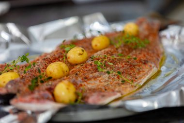 Geleneksel ançüez balığı (Pomatomus saltador) fırında pişirilmeye hazır.