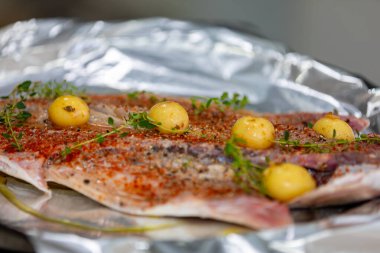 Geleneksel ançüez balığı (Pomatomus saltador) fırında pişirilmeye hazır.