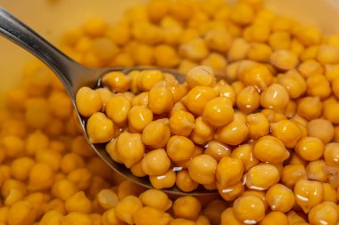 Beyaz arka planda izole edilmiş nohut ya da Mısır bezelyesi. (Cicer arietinum)