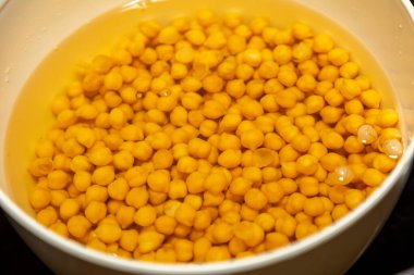 Beyaz arka planda izole edilmiş nohut ya da Mısır bezelyesi. (Cicer arietinum)