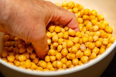 Beyaz arka planda izole edilmiş nohut ya da Mısır bezelyesi. (Cicer arietinum)