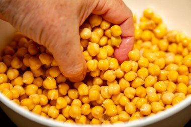 Beyaz arka planda izole edilmiş nohut ya da Mısır bezelyesi. (Cicer arietinum)