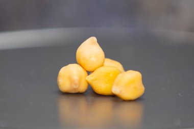 Beyaz arka planda izole edilmiş nohut ya da Mısır bezelyesi. (Cicer arietinum)