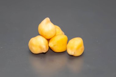 Beyaz arka planda izole edilmiş nohut ya da Mısır bezelyesi. (Cicer arietinum)