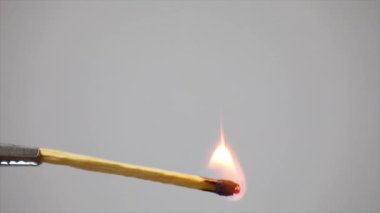 Kibrit çöpü ince detaylar ve seçici odak ile yanar