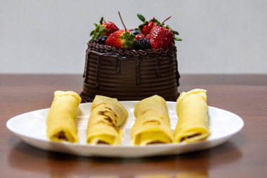 Biftekli krepli çikolatalı çilekli pasta.