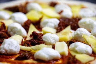 Beyaz arka planda izole edilmiş, Calabrese sosis ve pepperonili Rustik sanatsal pizza.