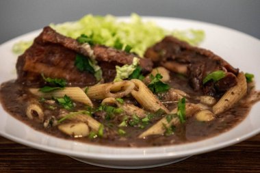 Geleneksel siyah fasulye çorbası ve klasik malzemeler.