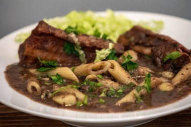 Geleneksel siyah fasulye çorbası ve klasik malzemeler.