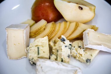 Klasik armut, peynir ve gongonzola peyniri karışımı.