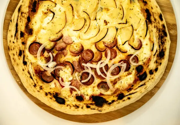 Gorgonzola ve peynirli yarım armut ve soğanlı yarım biberli pizza.