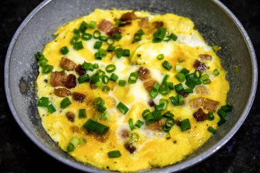 Geleneksel domuz pastırması ve soğanlı omlet, gerçek yiyecek, güçlü ve besleyici protein.