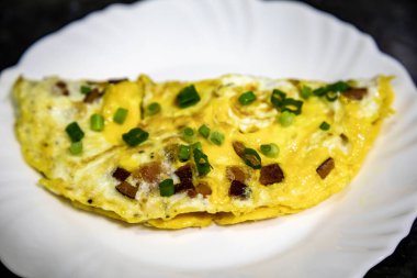 Geleneksel domuz pastırması ve soğanlı omlet, gerçek yiyecek, güçlü ve besleyici protein.