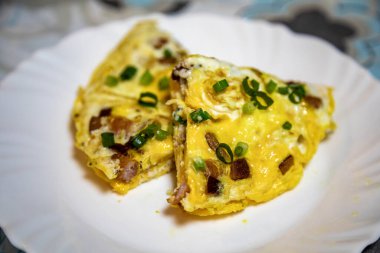 Geleneksel domuz pastırması ve soğanlı omlet, gerçek yiyecek, güçlü ve besleyici protein.