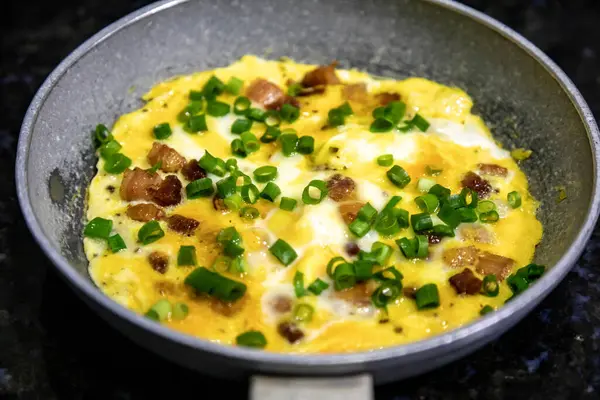 Geleneksel domuz pastırması ve soğanlı omlet, gerçek yiyecek, güçlü ve besleyici protein.