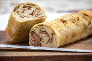 Geleneksel zanaatkar pepperoni ekmeği, gerçekten sağlıklı yiyecekler.