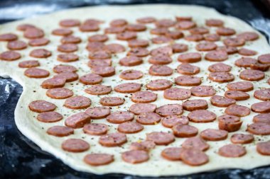Geleneksel zanaatkar pepperoni ekmeği, gerçekten sağlıklı yiyecekler.