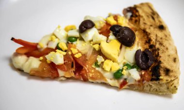 Geleneksel Brezilya pizzası, yarım biberli, soğanlı ve yarı Portekizli.