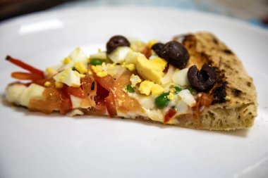 Geleneksel Brezilya pizzası, yarım biberli, soğanlı ve yarı Portekizli.