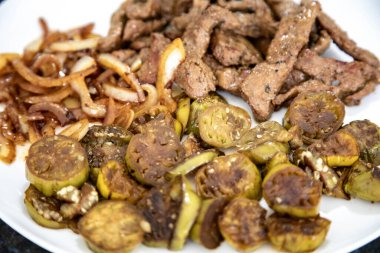 Geleneksel, güçlü ve besleyici gerçek yiyecek, bamya ve soğanlı karaciğer.