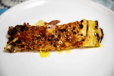 Geleneksel hamur ve biber ve peynirle doldurulmuş geleneksel zanaatkar calzone.