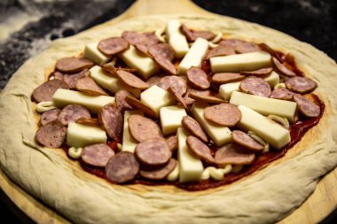 Geleneksel Brezilya zanaatkar pizzası, pepperoni ve soğanlı uzun vadeli hamur..