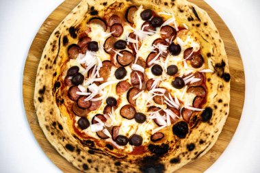 Geleneksel Brezilya zanaatkar pizzası, pepperoni ve soğanlı uzun vadeli hamur..