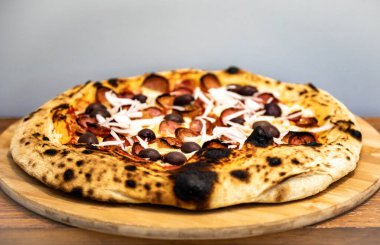 Geleneksel Brezilya zanaatkar pizzası, pepperoni ve soğanlı uzun vadeli hamur..